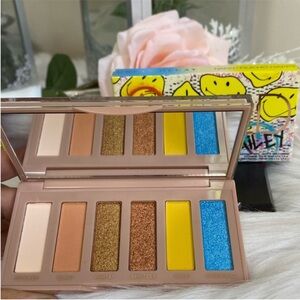 Urban Decay × Smiley Naked Eyeshadow Palette Mucho
Happy Mini NIB